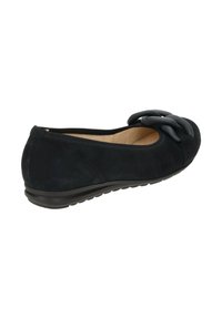 Chaussure plate en daim noir avec bout arrondi, semelle en caoutchouc et grand détail chaîne noire mate à l'avant.