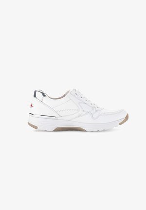 Witte lage sneaker met veters, metalen zilverkleurige accenten op de hiel en een beige geribbelde zool, zijaanzicht op een witte achtergrond.