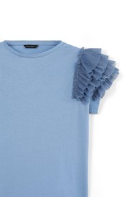 T-shirt azzurro chiaro con scollatura rotonda e maniche corte, caratterizzato da un accento a ruches testurizzato sulla spalla sinistra.