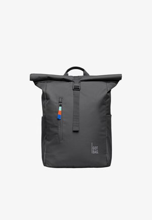 Sort rulle-top rygsæk med forreste lynlåslomme, farvet lynlåstrækker, topgreb og "GOT BAG" logo i nederste højre hjørne.