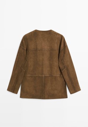 Veste longue en daim marron avec coutures visibles et sans boutons ni fermetures visibles, vue de dos sur fond blanc.