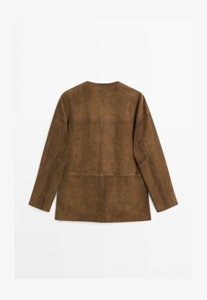 Bruine suède jas met lange mouwen, zichtbare stiksels en zonder zichtbare knopen of sluitingen, gezien vanaf de achterkant tegen een witte achtergrond.