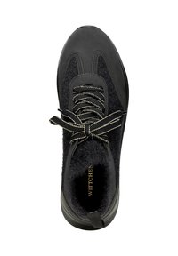 Zapatilla negra con parte superior de lana texturizada, detalles de cuero suave, cordones negros con franjas plateadas y un logo en la plantilla.