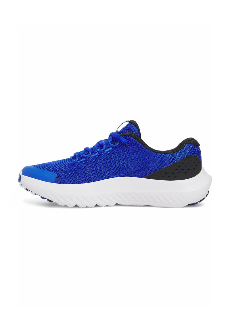 Zapatilla deportiva azul con parte superior de malla, acentos negros, entresuela blanca y suela de goma texturizada. Presenta cordones redondos y un collar acolchado.