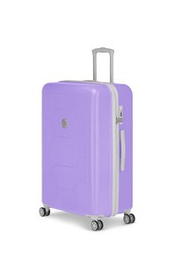 Harde koffer in lavendel met een geometrisch patroon, voorzien van een zilveren ritssluiting, uitschuifbare handgreep en vier zwarte wielen voor mobiliteit.