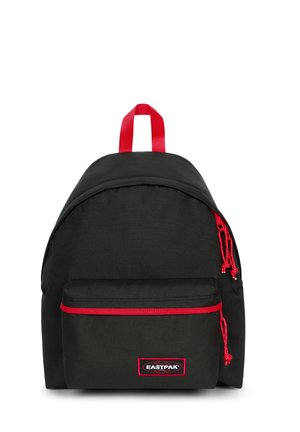 Zaino in tessuto nero con forma arrotondata, cinghie di accento rosse e tasca frontale con bordo rosso e dettaglio del logo.