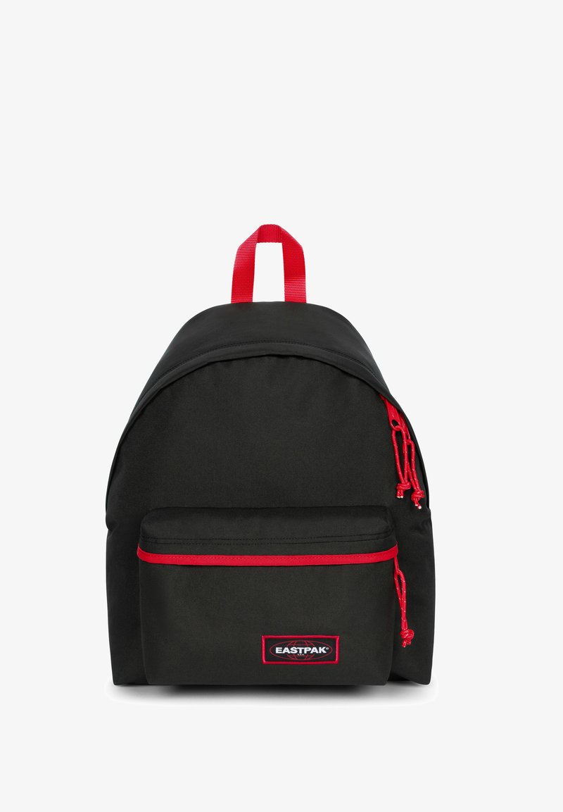 Czarny plecak z tkaniny o zaokrąglonym kształcie, z czerwonymi paskami akcentującymi oraz przednią kieszenią z czerwonym wykończeniem i detalem z logo.