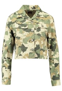 Lyhyeksi leikattu denimi takki, jossa on kamouflagekuvio tummanvihreän ja vaaleanruskean sävyissä, hopeiset napit ja kaksinkertaiset rintataskut.