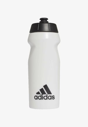 Botella de agua de plástico blanca con tapa de rosca negra, que presenta un destacado logo negro de adidas en la parte frontal y un diseño de agarre contorneado.