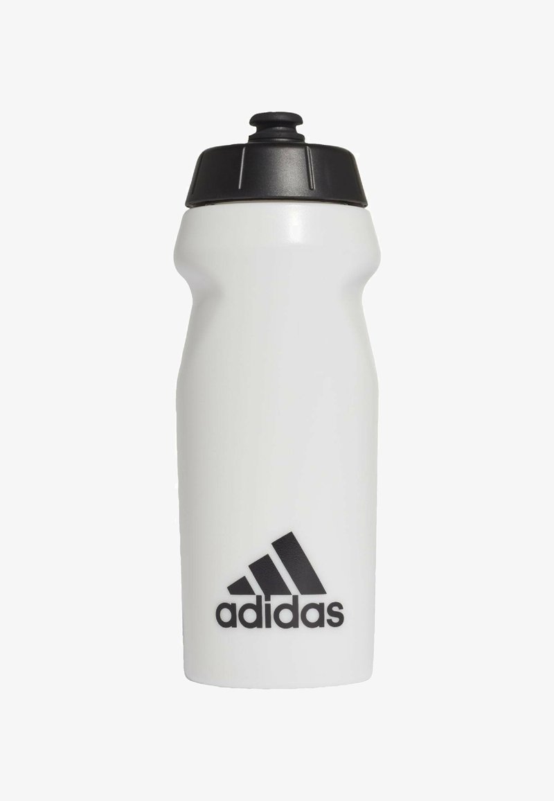 Botella de agua de plástico blanca con tapa de rosca negra, que presenta un destacado logo negro de adidas en la parte frontal y un diseño de agarre contorneado.
