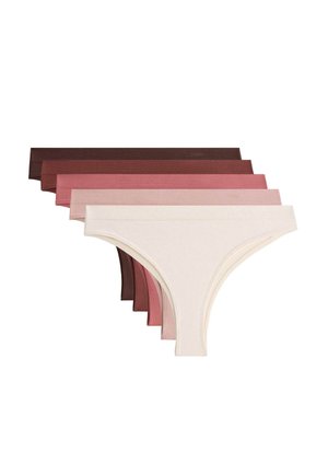 Torace feminin purtând lenjerie de tip bikini maro simplă, cu o talie moale și cusături minime, pe un fundal neutru.