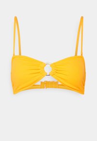 Gul bikini topp med teksturert overflate, med en sentral sølvringdetalj og justerbare stropper. Baklukking med lås.