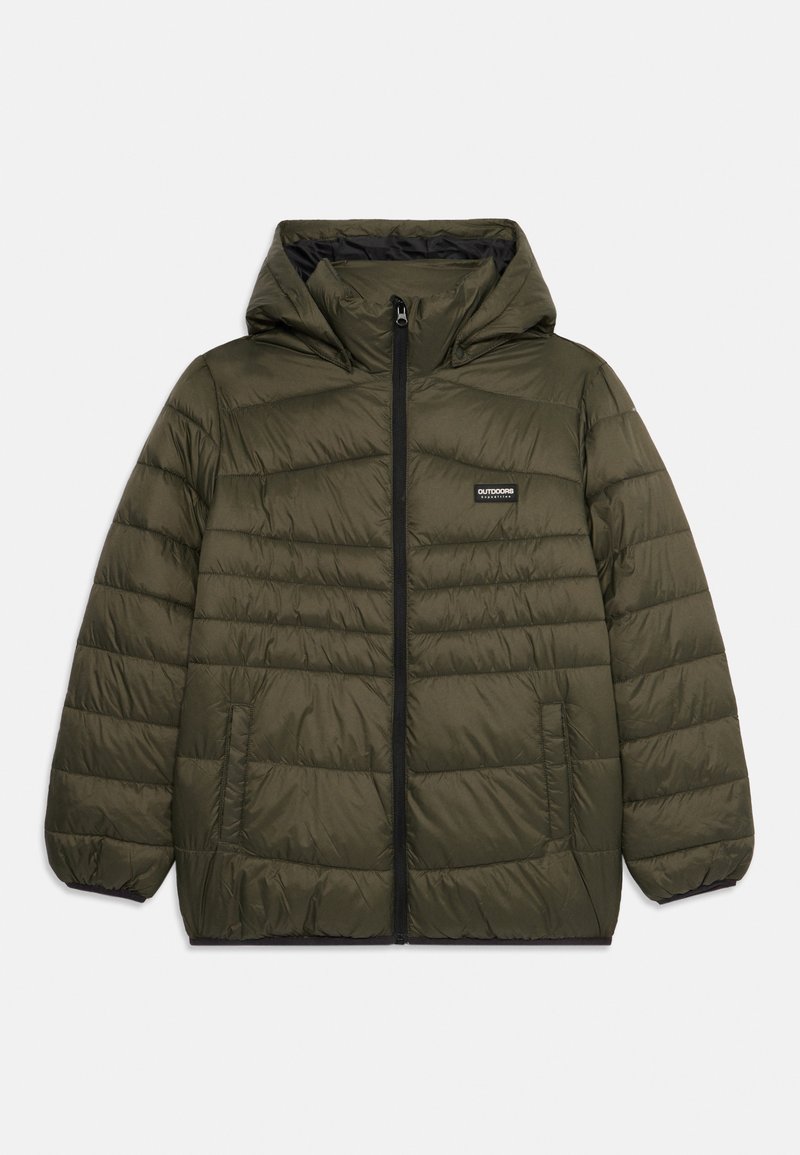 Veste matelassée vert olive avec capuche, fermeture éclair sur toute la longueur à l'avant, deux poches latérales et petit logo "Outdoors Expedition" sur la poitrine.