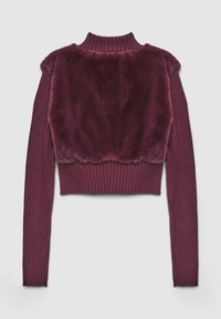 Bordeauxfarbener, kurzer Pullover mit gerippter Struktur und einem weichen Kunstfellkörper, langen gerippten Ärmeln und hohem Kragen.