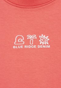 Koronkowa bawełniana koszulka z białymi elementami graficznymi: stylizowana fala, palma i słońce, z napisem "BLUE RIDGE DENIM" poniżej.