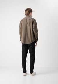 Calvin Klein Jeans GARMENT DYE SHIRT - Srajca - tarmac