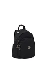 Sac à dos noir en tissu résistant, présentant une forme arrondie, une poche avant, une fermeture éclair argentée et des accents de porte-clés décoratifs.