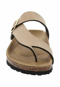 Sandal in marrone chiaro con accenti neri, caratterizzato da un design a fascia larga, suola piatta e un plantare in sughero testurizzato. Dettaglio con fibbia dorata inclusa.