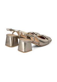 Slingback in oro metallizzato con punte aperte, decorati con strass e tacco a blocco largo. Texture liscia e cinturino regolabile.
