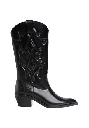 Stivale da cowboy in pelle nera con motivi decorativi cuciti, punta affusolata, tacco angolato di media altezza e fascetta di trazione sulla parte superiore dello stivale.