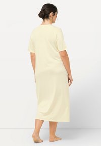 Ulla Popken LOCHSTICKEREI V-AUSSCHNITT HALBARM - Nattlinne - light yellow