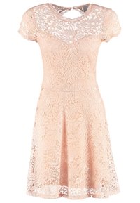Robe courte en dentelle rose avec motif floral, manches courtes, taille ajustée et fermeture par bouton à trou à l'arrière du col.