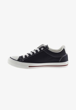 Marineblauwe canvas sneakers met witte rubberen zool, ronde neus, witte veters en een rode accentstreep op de zool. Gladde textuur met contrasterende stiksels.