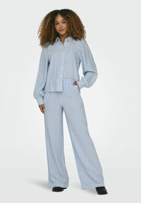 Lichtblauw gestreept overhemd en wijde broek set, met een overhemd met kraag en knoopsluiting en lange mouwen, vervaardigd van zachte stof.