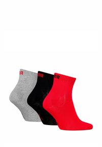 Drei Paar Knöchelsocken in Grau, Schwarz und Rot. Jede Socke verfügt über einen gerippten Bündchen und ein kontrastierendes Logo in Rot an der Oberseite.