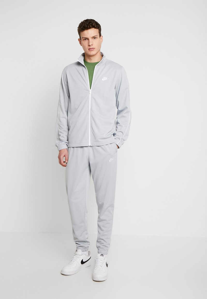 Nike Sportswear Suit Basic Tracksuit Smoke Grey White Light Grey Zalando Co Uk