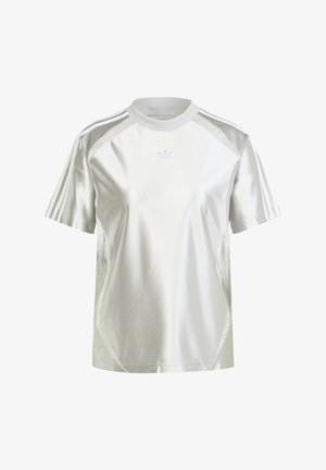 T-shirt atlético branco feito de material brilhante. Apresenta mangas curtas, gola redonda e painéis laterais. Três riscas nos ombros.