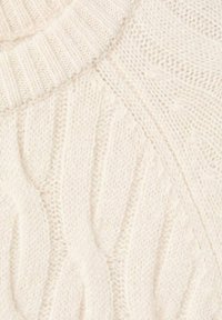 Kremowy, dziany sweter z teksturowanym wzorem warkocza i prążkowanym dekoltem. Miękka przędza z lekko puszystym wykończeniem, ukazująca delikatne detale.
