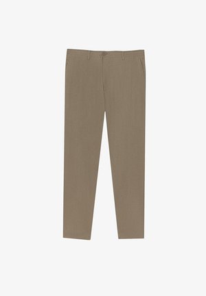 Beżowe spodnie o prostych nogawkach z pętlami na pasek, zapinane na guzik, z bocznymi kieszeniami, ułożone na płasko na białym tle.