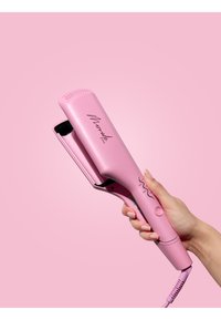 Plancha de pelo rosa con un diseño elegante. Presenta un agarre texturizado, controles de temperatura digitales y un acabado brillante.
