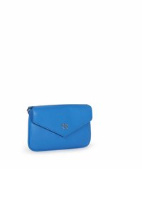 Clutch in pelle blu con pattina triangolare, logo in metallo dorato, superficie liscia e chiusura con zip. Forma compatta e rettangolare.