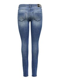 Jeans di denim blu a taglio aderente con effetto sbiadito, tasche posteriori, passanti per cintura e una toppa con marchio sulla cintura.