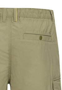 Lys grøn cargo-shorts lavet af glat stof med elastisk talje, som har en knappet baglomme og diskrete syninger.