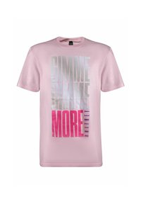 Světle růžové bavlněné tričko s výrazným textem ve gradientu "GIMME GIMME MORE" v bílé a růžové barvě, s malými fialovými akcenty a krátkými rukávy.