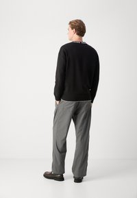 HUGO SMARLO - Strikkegenser - black