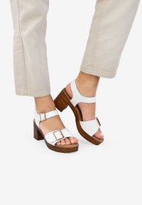 Bosanova DE TACÓN CON HEBILLA - Clogs - blanco