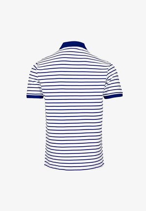 Witte polo met korte mouwen met dunne marineblauwe horizontale strepen en effen marineblauwe kraag en mouwboorden, gezien van achteren.