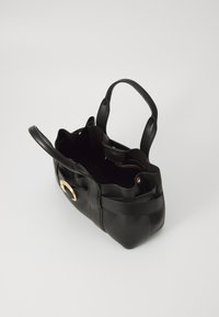 Schwarze Lederhandtasche mit goldenen Beschlägen, strukturierter Form, doppelten Griffen und einem geräumigen Innenraum, der eine unstrukturierte Öffnung und Innenfächer aufweist.