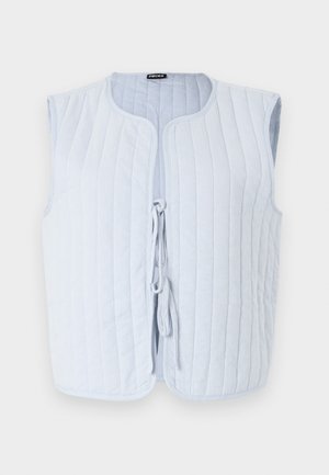 Lyseblå polstret vest med rund hals, uten ermer, og en frontringing. Stoffet har vertikale quiltede linjer.