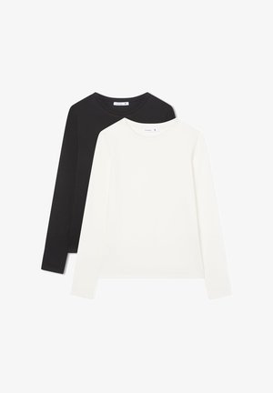 Due magliette a manica lunga di taglio semplice, una nera e una bianca, impilate piatte su uno sfondo bianco.