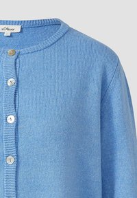Hellblauer Strick-Cardigan mit Rundhalsausschnitt und vier weißen Knöpfen vorne, etikettiert mit s.Oliver Größe 38.