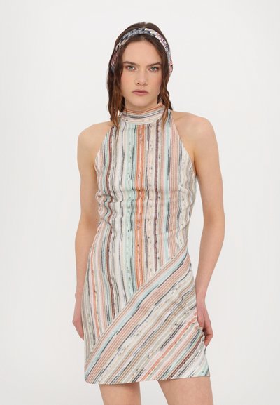 Vestido de halter riscas com fios multicoloridos em tons pastel e metálicos, apresentando uma silhueta justa e um padrão diagonal.
