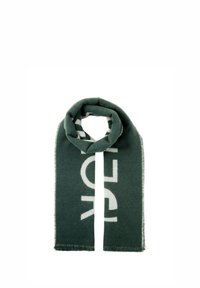Zielony wełniany szalik o miękkiej teksturze, z dużym białym wzorem logo. Krawędzie wykończone frędzlami dla dodatkowego efektu.