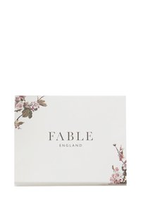 Witte rechthoekige kaart met bloemenaccenten in roze, groen en bruin, met de tekst "FABLE ENGLAND" in een elegante lettertype.