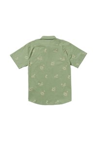 Camicetta a maniche corte in tessuto verde chiaro con una texture morbida, caratterizzata da un motivo beige di illustrazioni e scene a tema tropicale.