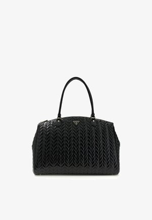 Sac à main en cuir matelassé noir avec double poignées et une plaque triangulaire du logo Guess au centre avant.